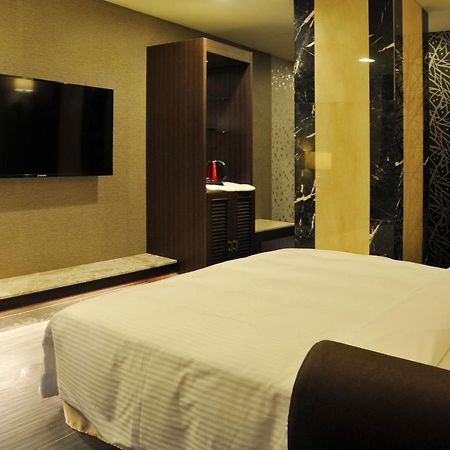 Maple Hotel Second Branch Tainan Buitenkant foto