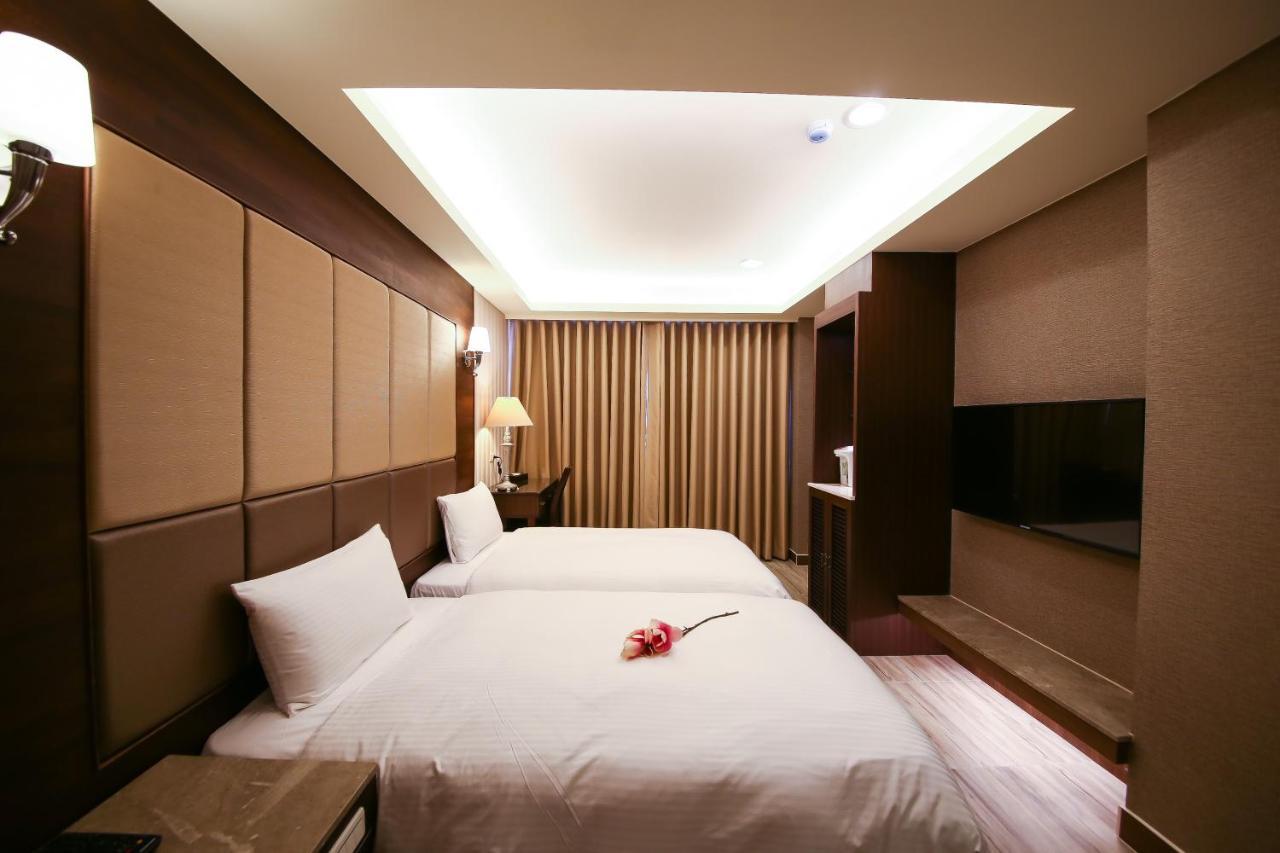 Maple Hotel Second Branch Tainan Buitenkant foto