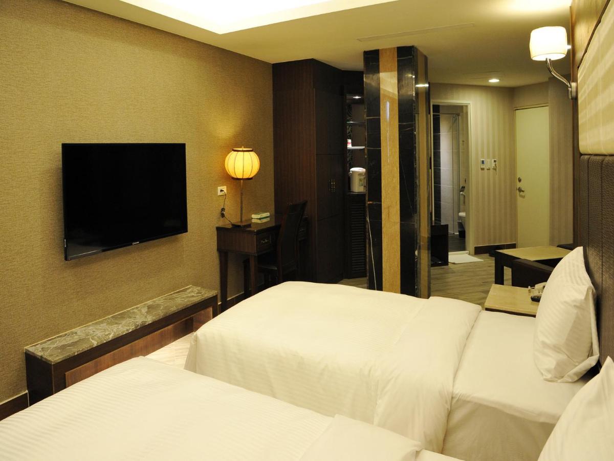 Maple Hotel Second Branch Tainan Buitenkant foto