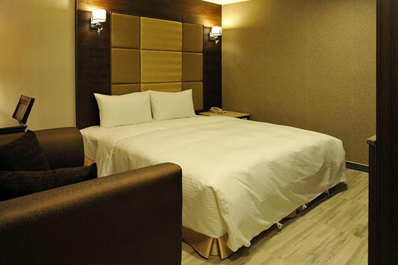 Maple Hotel Second Branch Tainan Buitenkant foto